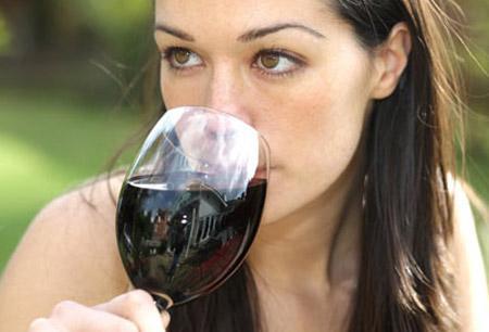 Vị của rượu vang Pháp trở nên nặng hơn do trái đất ấm lên. Ảnh: guardian.co.uk.