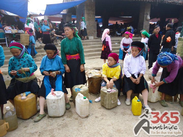 Người Mông mang đến chợ các vật phẩm "của nhà trồng được" để trao đổi, buôn bán
