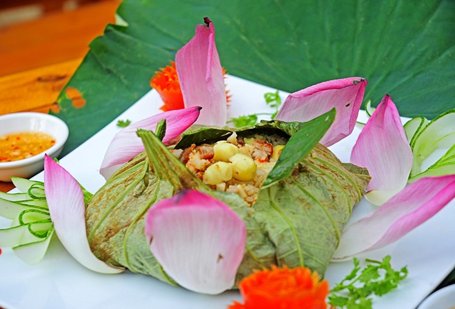 Cơm hấp lá sen