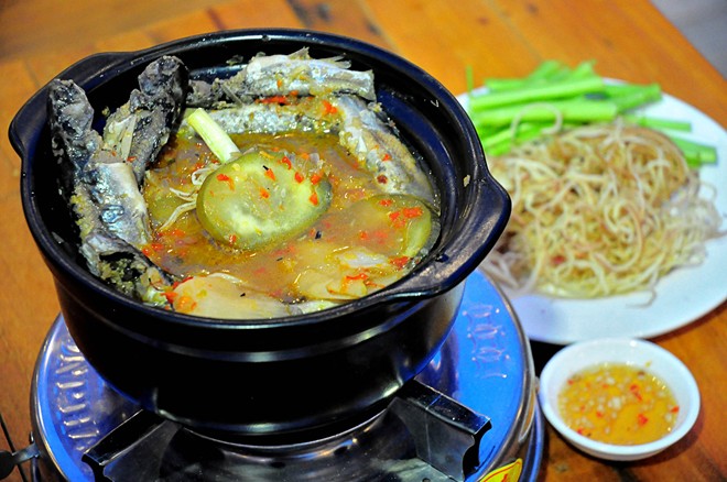Lẩu cá ngạnh dưa hường