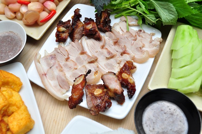 Đĩa ba chỉ và sườn sụn nướng