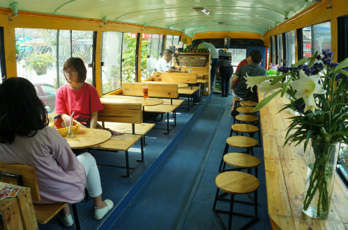 Độc đáo với quán cà phê trên xe buýt ở Hà Nội