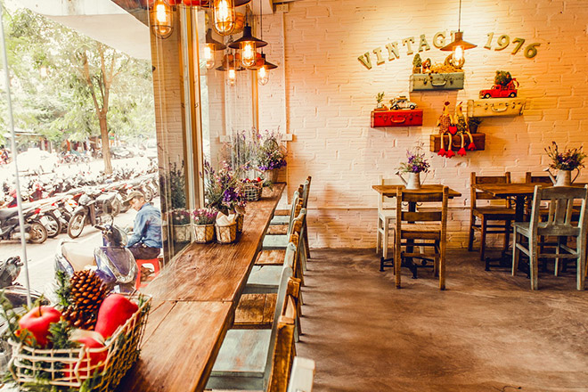Vintage 1976 Café