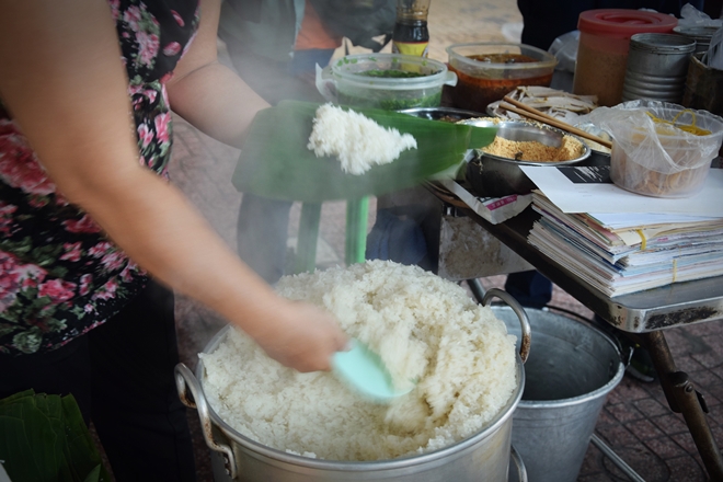 Quán xôi cay vỉa hè Sài Gòn mỗi ngày nấu 40 kg nếp 1