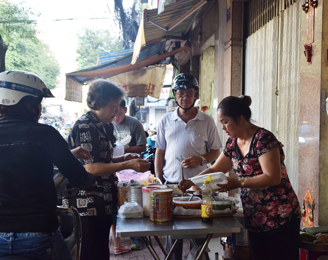 Quán xôi cay vỉa hè Sài Gòn mỗi ngày nấu 40 kg nếp 6