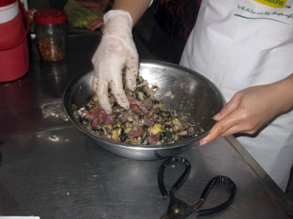 Thịt ốc bươu trộn chung với thịt heo và gia vị