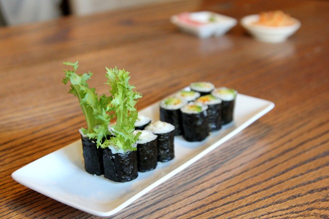 Sushi cá ngừ mayo và sushi bơ với trứng cá chuồn