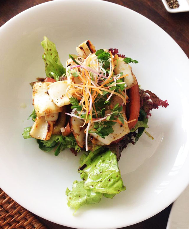 Salad mực nướng