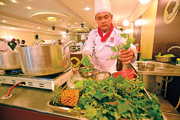 Đầu bếp Lê Minh Tâm, nhà hàng Đông Xuyên (Long Xuyên - An Giang), chuẩn bị rau tươi cho món canh chua cá ba sa