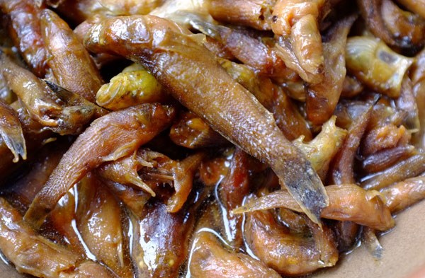 Cá bống trứng kho
