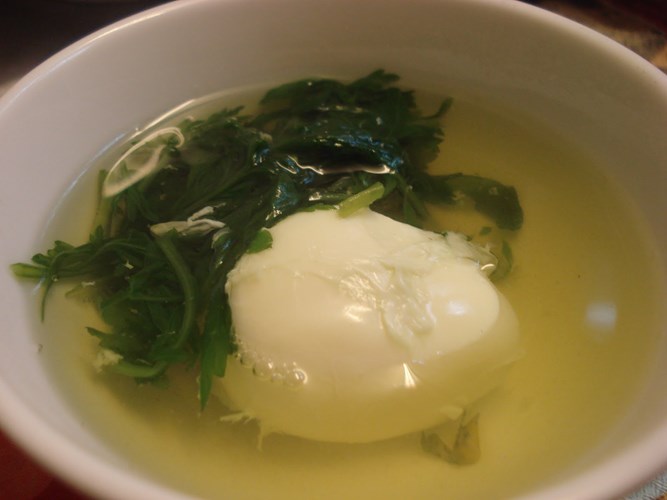 Trứng gà lá ngải