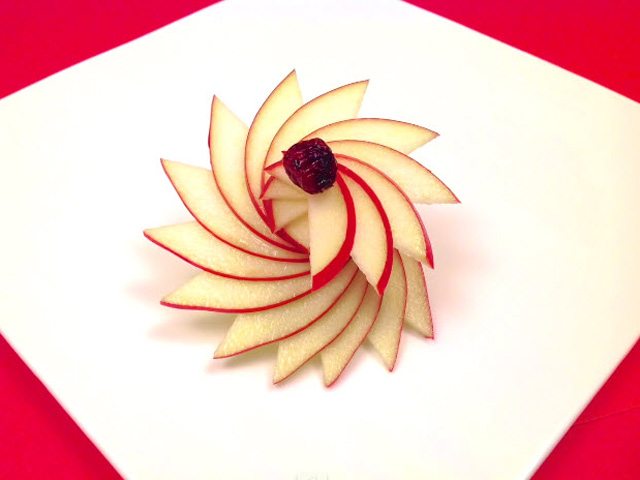 Tỉa hoa táo trang trí đĩa ăn | Khéo tay hay làm | Ẩm thực