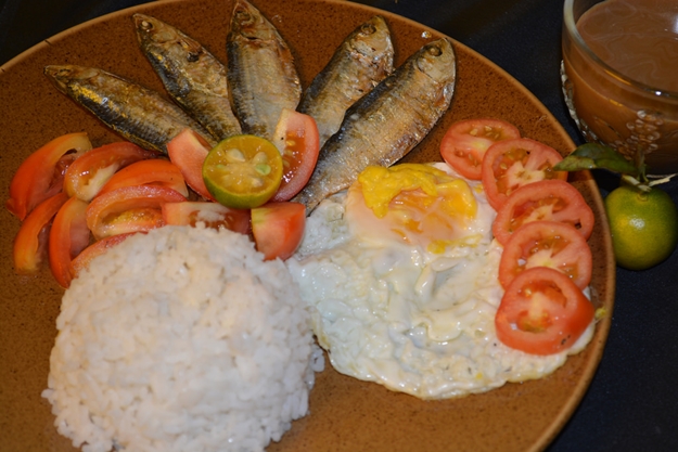 cá muối khô, trứng, cơm rang và cà chua