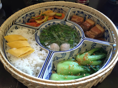 Mâm cơm Việt đặc trưng bốn món