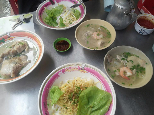 Mì khô thập cẩm cho bữa trưa ở Sài Gòn 1