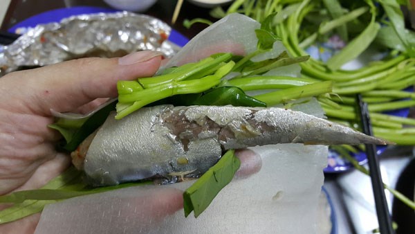 Thưởng thức bánh tráng cuốn cá nục ở Đà Nẵng 3