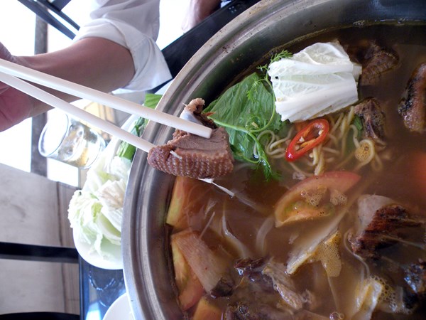 Độc đáo với lẩu sa tế 1
