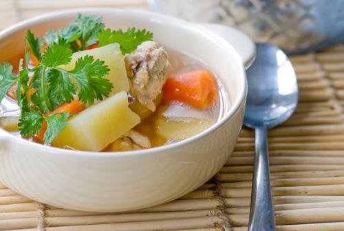 Canh xương lợn nấu với rễ bồ hòn