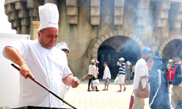 Đầu bếp đang nướng thịt cừu - Ẩm thực Nga
