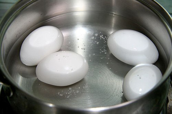 Cách luộc trứng vịt lộn