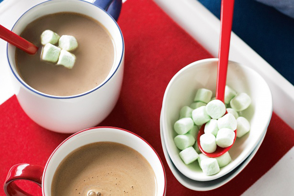 Chocolate nóng và kẹo dẻo