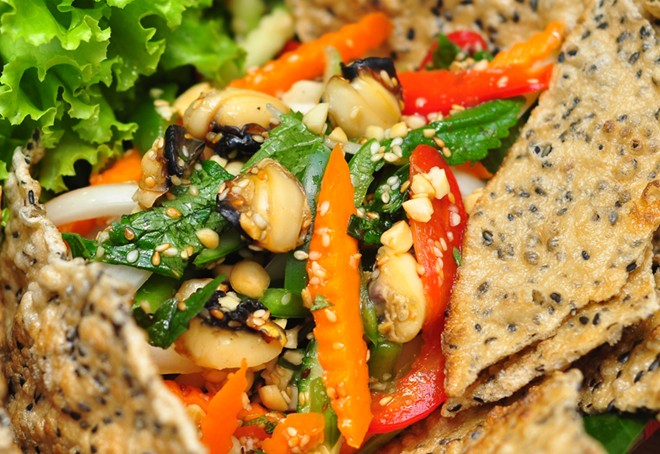 Ốc ăn cùng bánh đa rau củ