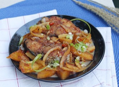 cá kho cùi dừa và dứa
