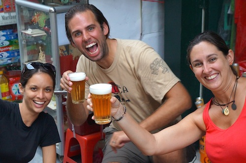Khách Tây thích thú với văn hóa bia hơi ở Hà Nội