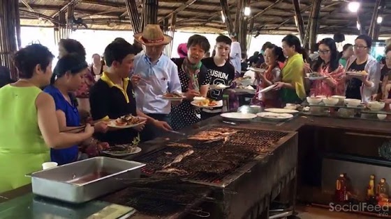 Hoảng hồn cảnh du khách Trung Quốc tranh nhau ăn buffet