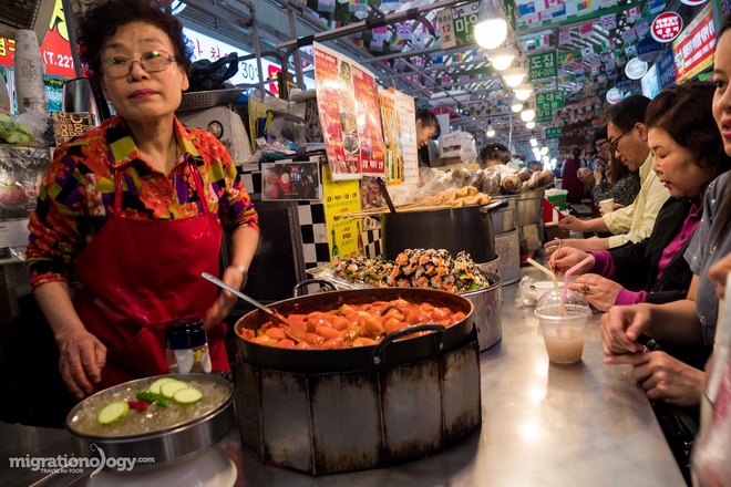 Khu chợ ẩm thực cổ nhất xứ kim chi 5