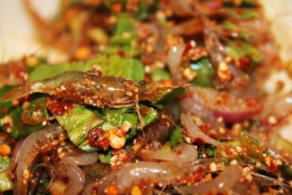 Món ăn độc đáo của người Thái tép nhảy trong miệng Món ăn độc đáo của người Thái tép nhảy trong miệng