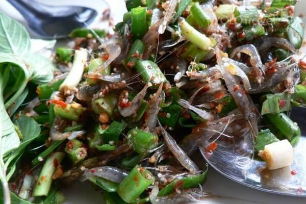 Món ăn độc đáo của người Thái tép nhảy trong miệng 1 Món ăn độc đáo của người Thái tép nhảy trong miệng 1