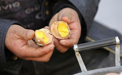 Trứng luộc nước tiểu bé trai 1 -amthuc365.vn