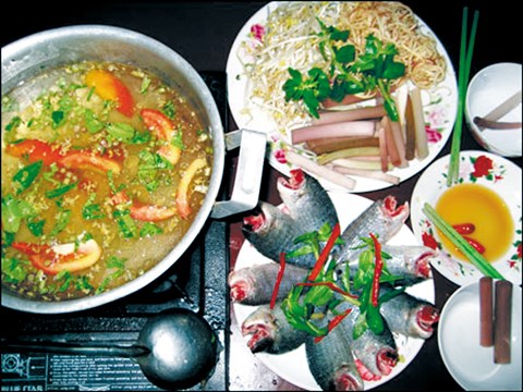 Lẩu cá rô, bông súng