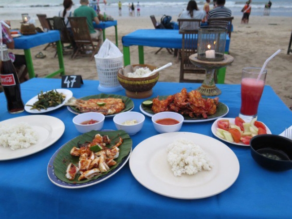 Ăn tối trên bãi biển Jimbaran