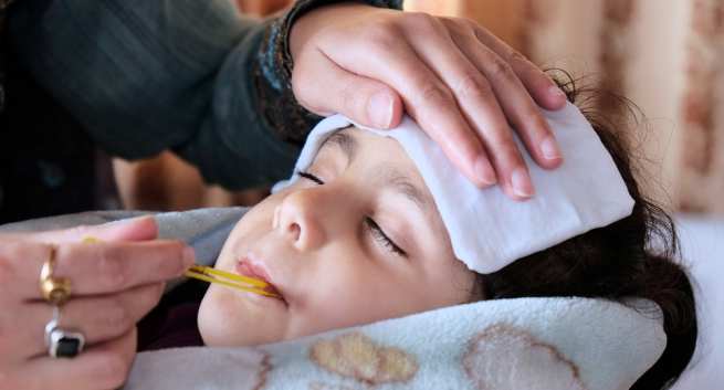 Chuyên gia hướng dẫn cách sơ cứu cho trẻ bị sốt cao, co giật, gừng thở2
