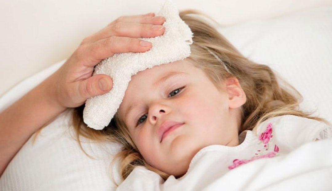 Chuyên gia hướng dẫn cách sơ cứu cho trẻ bị sốt cao, co giật, gừng thở3