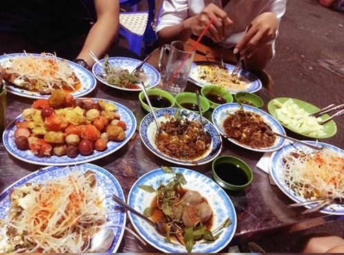 Những con hẻm ăn vặt luôn tấp nập ở Sài Gòn