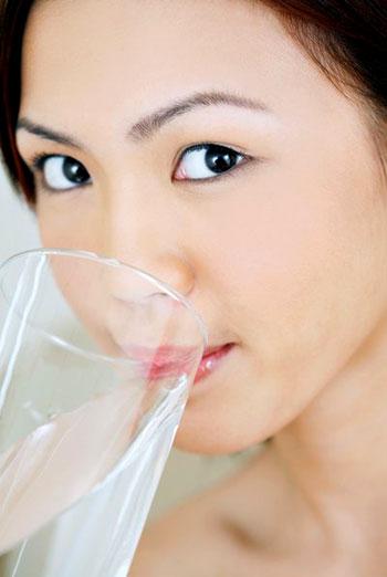 Hãy tập cho mình thói quen thường xuyên uống nước dù không khát sẽ rất có lợi cho cơ thể.