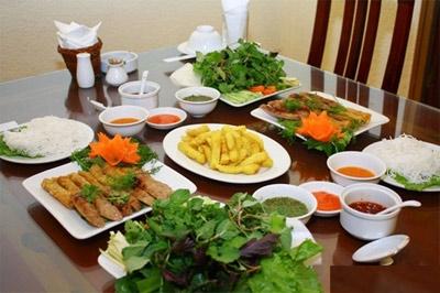 nguy cơ tiềm ăn khi ăn mặn Bạn nên tìm hiểu các cách chế biến món ăn lành mạnh mà không cần dùng nhiều muối.