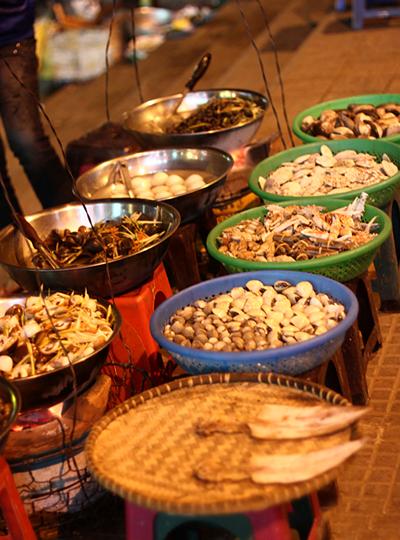 Hàng đêm, ở trước cửa chợ Đà Lạt luôn có những hàng hải sản và đồ nướng phục vụ khách du lịch.
