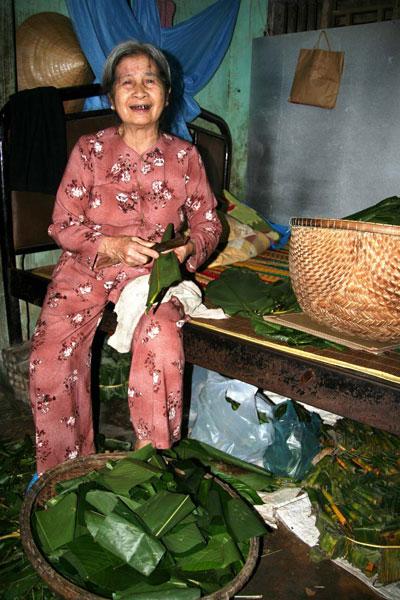 Mệ Lê Thị Yến năm nay đã 77 tuổi ở cửa hàng bà Ký, vẫn làm tré rất hăng hái
