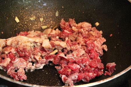 Băm nhỏ thịt lợn và thịt bắp bò.