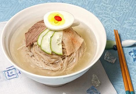 Mì lạnh Naengmyeon được biết đến là một món ăn truyền thống của Hàn Quốc, được nhắc đến khá nhiều trong sử ký của triều đại Joseon.