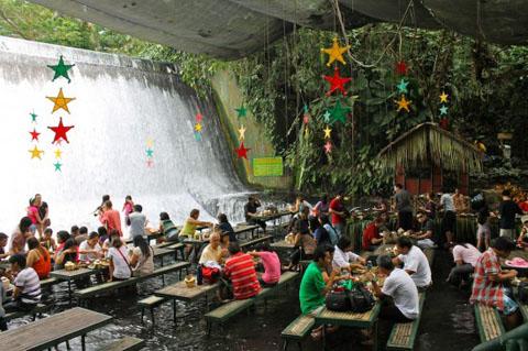Nhà hàng độc đáo này nằm ngay chân thác Labasin, trong khu nghỉ dưỡng Villa Escudero, tỉnh Quezon, Philippines.