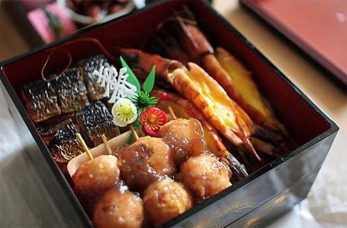 Dịp năm mới của Nhật gắn liền với rất nhiều món ăn. Những hộp đồ ăn bento cũng được lựa chọn với nhiều món ăn khác nhau.