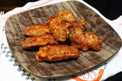 Món này người Hàn gọi là yang nyeom tong dak, cách làm đơn giản, miếng gà giòn rụm, có vị chua nhẹ và hơi cay cay cùng một lớp áo vừng ăn thơm thơm.