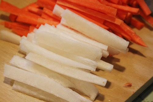 Củ cải, cà rốt cắt dài khoảng 5 cm.