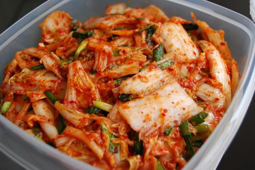 Nếu so với dưa cải của Việt Nam thì kim chi Hàn Quốc có cách làm cầu kỳ và đòi hỏi nhiều nguyên liệu hơn nhưng khi bạn làm thành công, kim chi sẽ là món lạ miệng trong bữa cơm của gia đình.