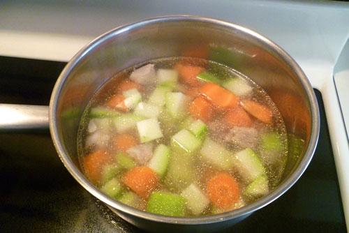 Cho rau củ vào nấu đến khi chín mềm.